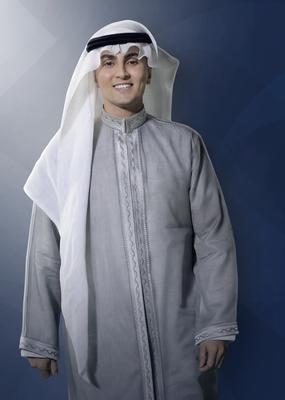 صورة عبدالله الجبر كاملة بالثوب الرمادي والغترة البيضاء